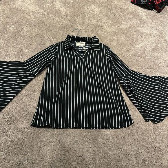 Savanna Jane blouse with bell sleeves ! Size small black and white NWT - Picture 2 of 8